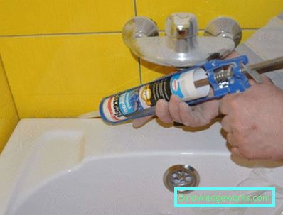 Comment sceller le vide entre la salle de bain et le mur