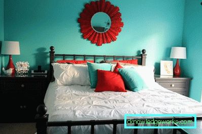 Photo: la couleur de la brique dans la chambre aux tons turquoise permet de créer une atmosphère chaleureuse.