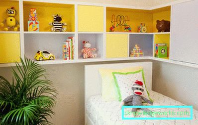 Photo: étagères jaunes à l'intérieur d'une petite chambre d'enfants.