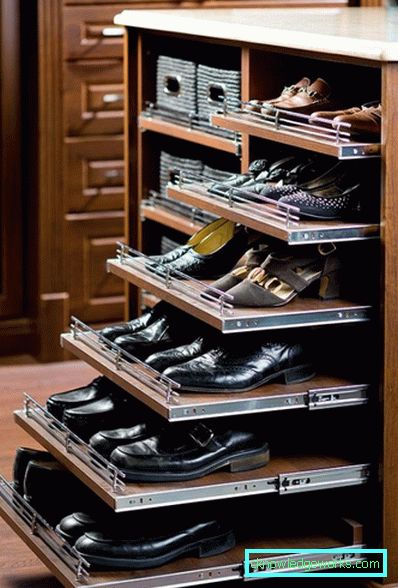 Cabinet pour les chaussures dans le couloir